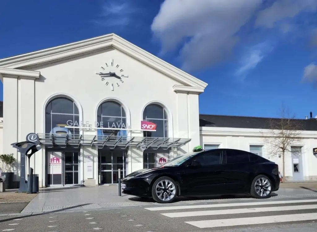Demande de réservation d'un taxi à Laval et sa gare